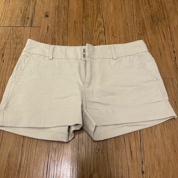 Urban Behavior Women's Cream Flat Front Shorts - Picture 2 of 4